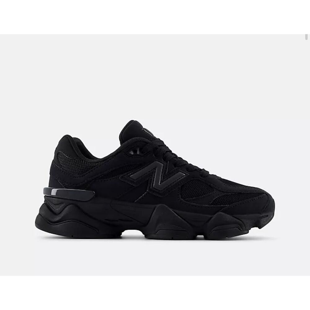 NEW New Balance Kids/enfants  9060 in black US 7